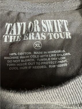Taylor Swift Black Sleeveless Graphic Tank with Hand Heart Print